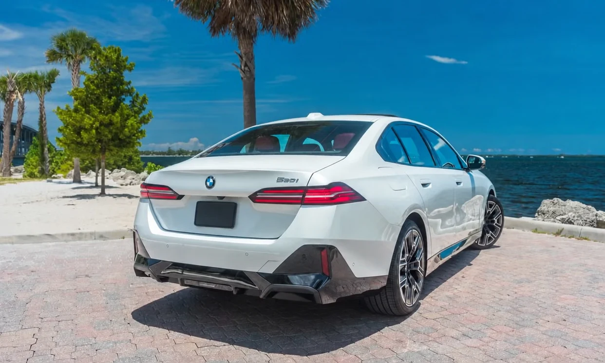 BMW 530i 2026 — vehicle gallery, photo 3