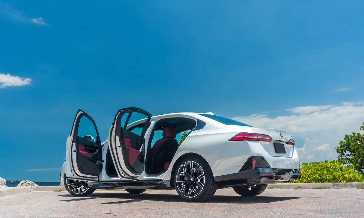 BMW 530i 2026 — vehicle gallery, photo 4