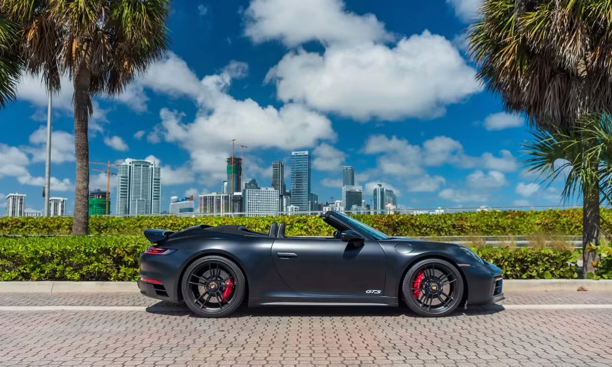 Porsche 911 Carrera 4 GTS 2022 — vehicle gallery, photo 2