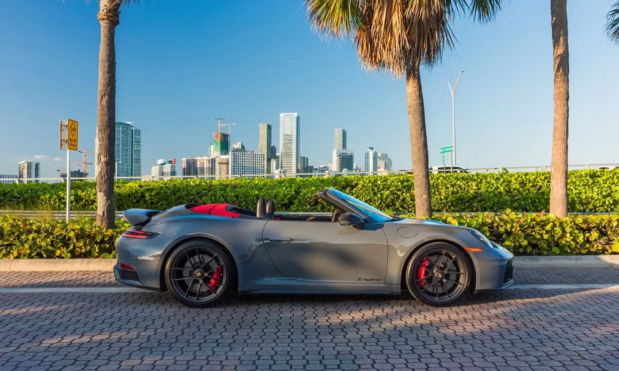 Porsche 911 Carrera GTS 2025 — vehicle gallery, photo 8
