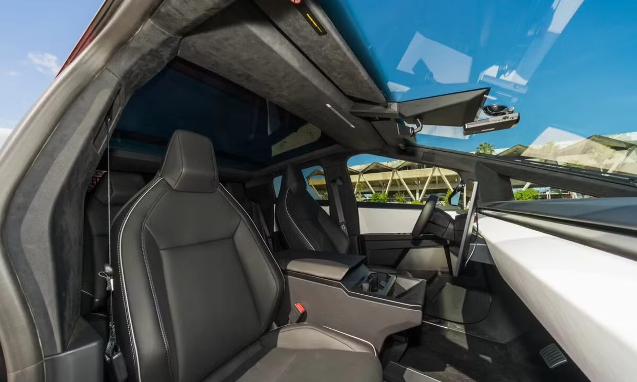 Tesla Cybertruck 2024 — vehicle gallery, photo 8